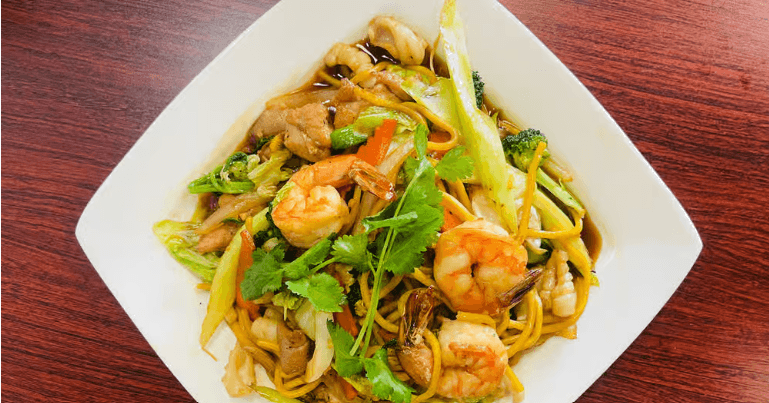 Stir-Fried Egg Noodles with Shrimp / Mi Xao